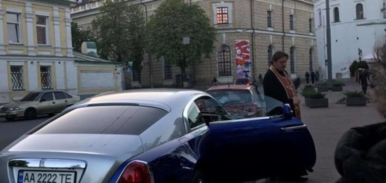 Священник на крутой машине