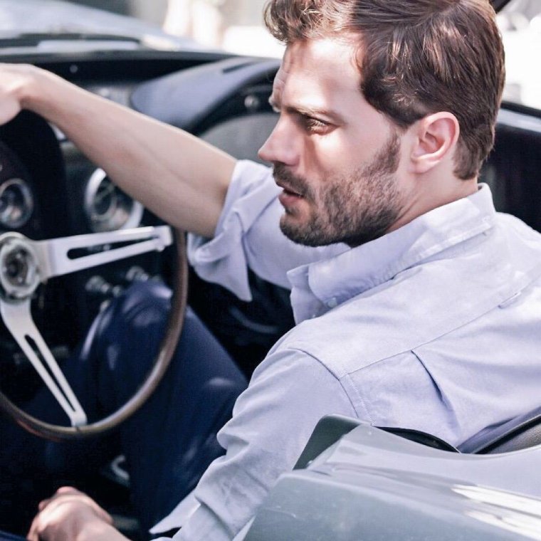 Джейми Дорнан в машине