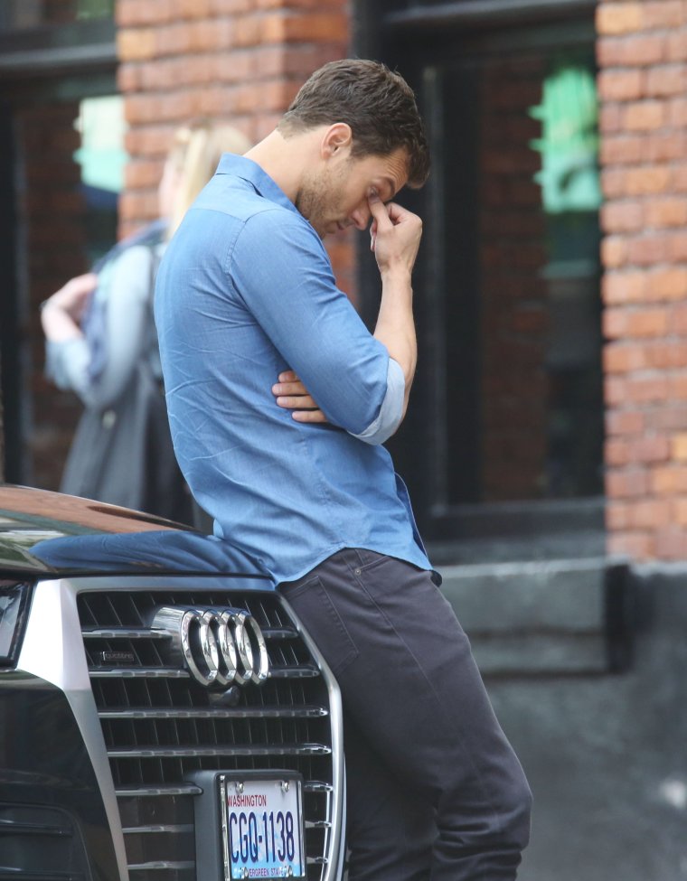 Джейми Дорнан в джинсах из 50 оттенков серого