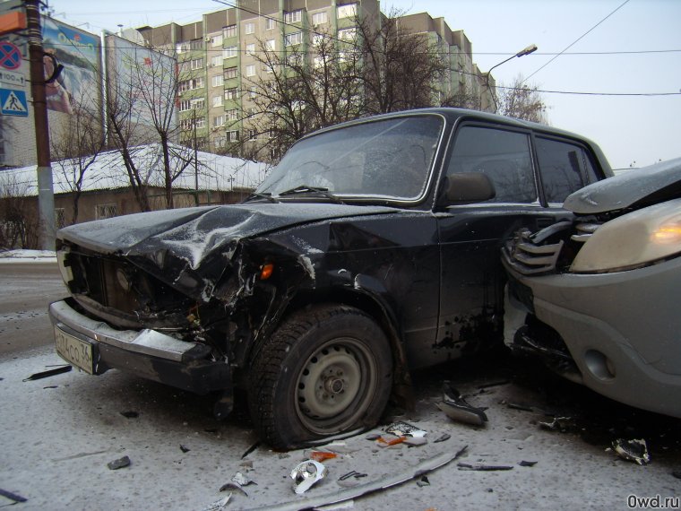 Разбитый ВАЗ 2107 черный