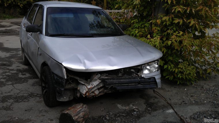 Битая ВАЗ 2112 серебристая