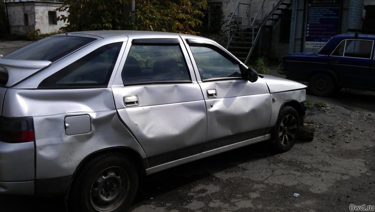 Битая ВАЗ 2112 серебристая