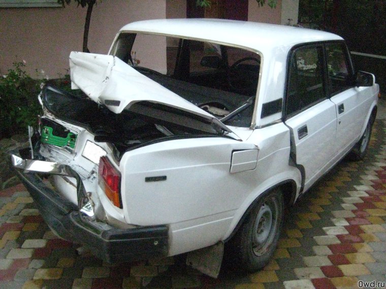 Битая ВАЗ 2107 белая