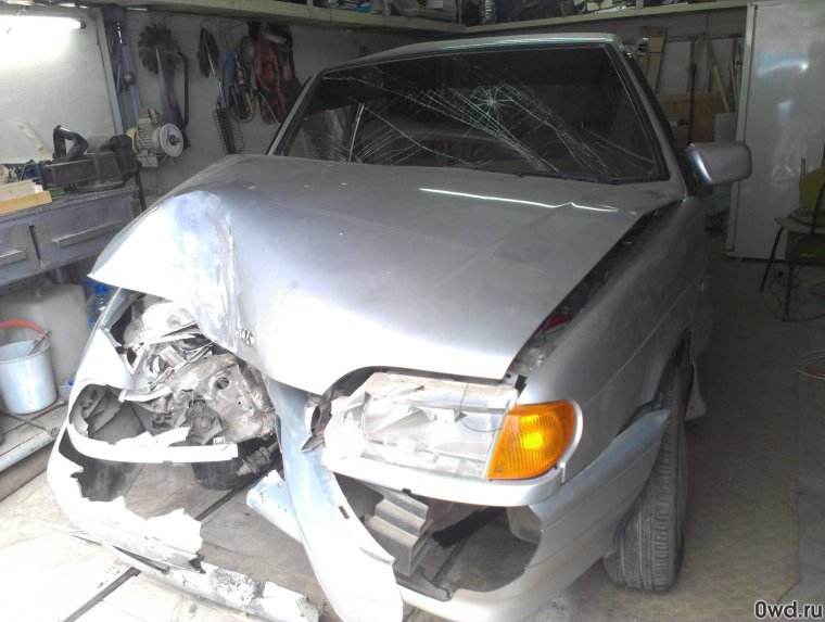 Битый ВАЗ 2115 серебристый