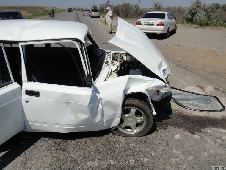 Битый ВАЗ 2105 белый