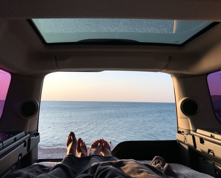 Вид из машины на море