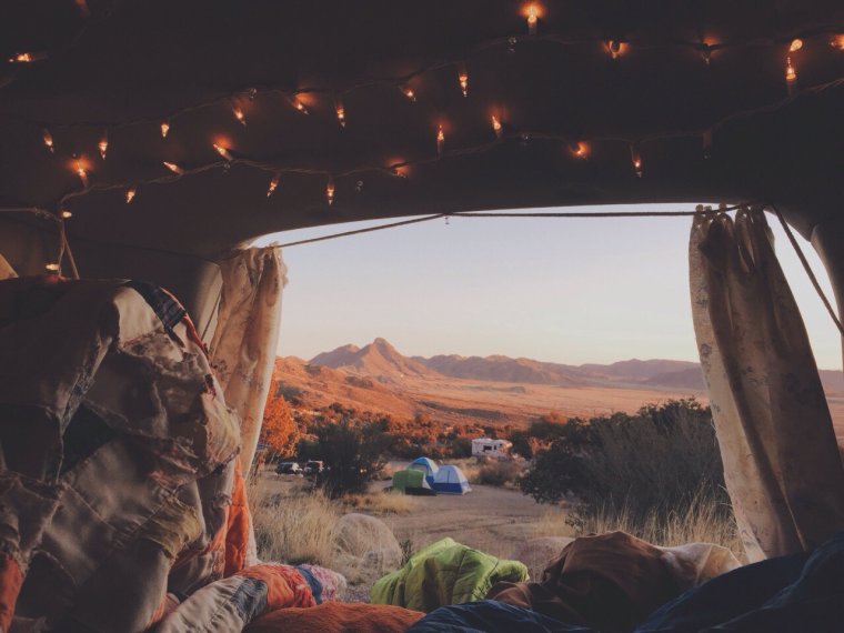 Вид из машины на горы