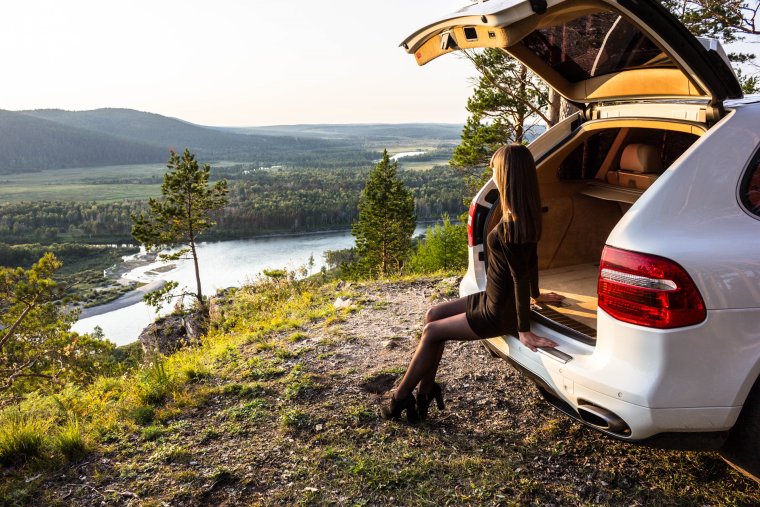 Вид из багажника машины