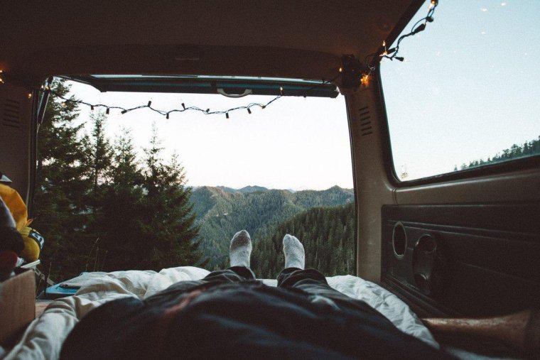 Пара путешествует на машине