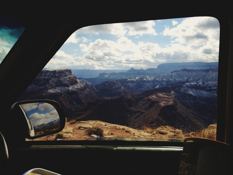 Вид из машины на горы