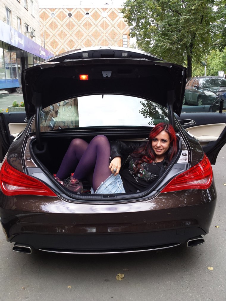 Девушка в багажнике