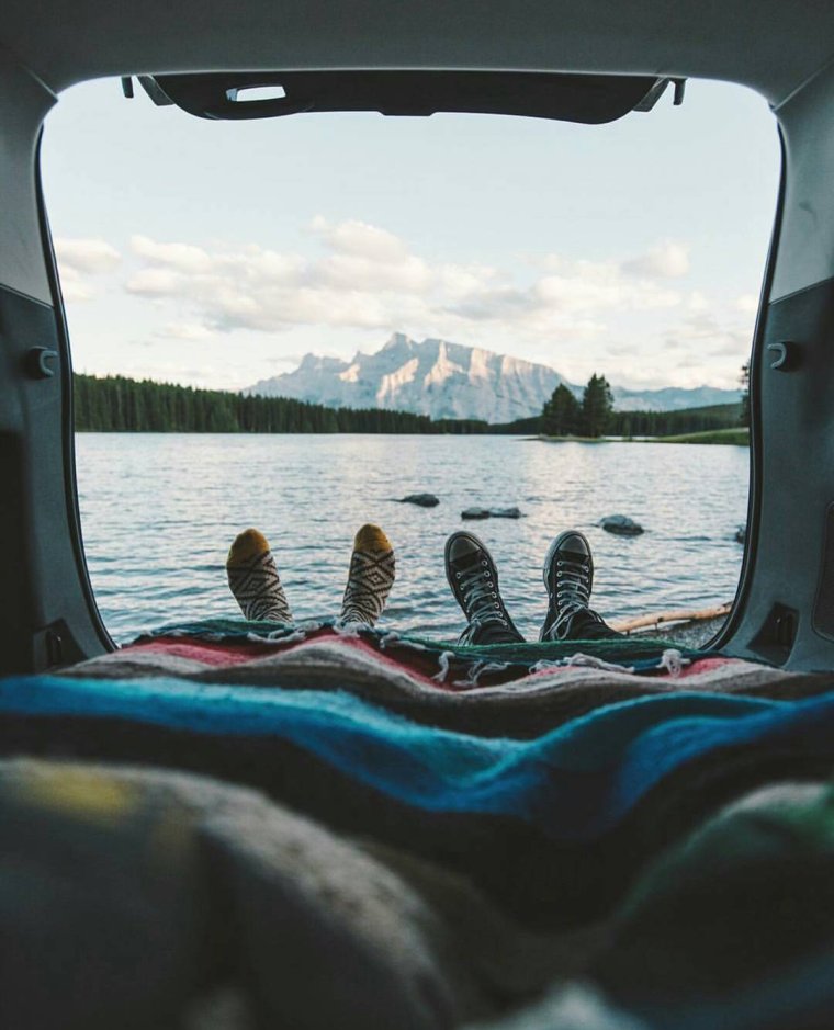 Машина в озере