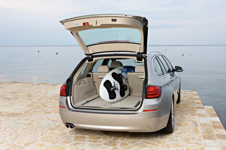 Автомобиль на побережье