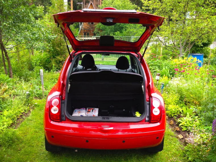 Красивый вид из окна автомобиля