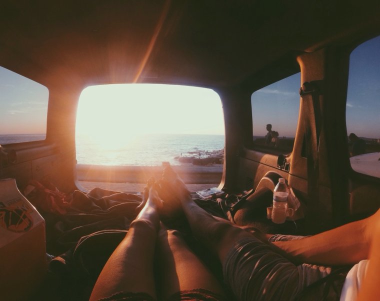 Парень и девушка путешествие