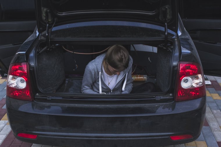 Сабвуфер в багажнике поло