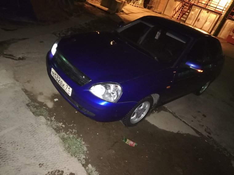 Приора хэтчбек на парковке мускари