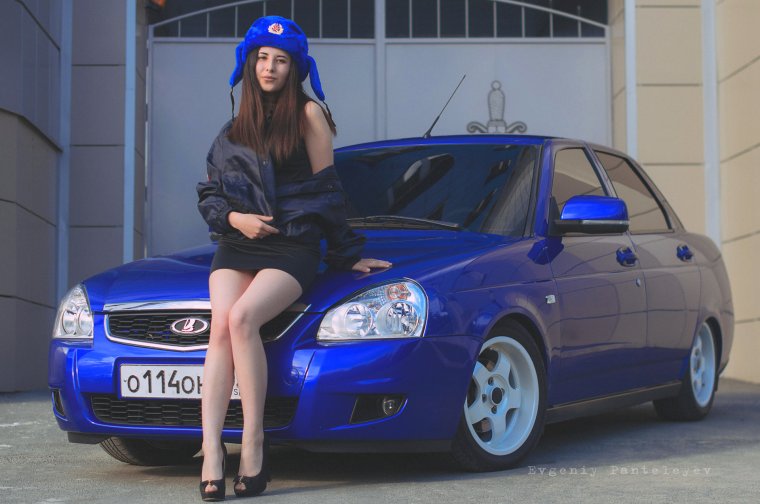 Лада Приора седан и девушка