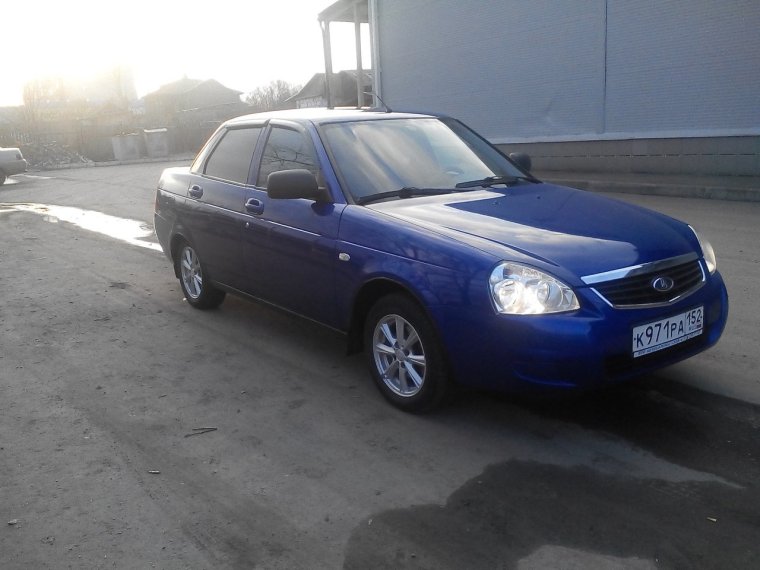 Приора хэтчбек на парковке мускари