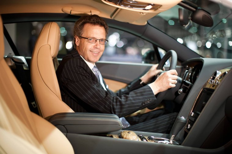 Мужчина возле машины