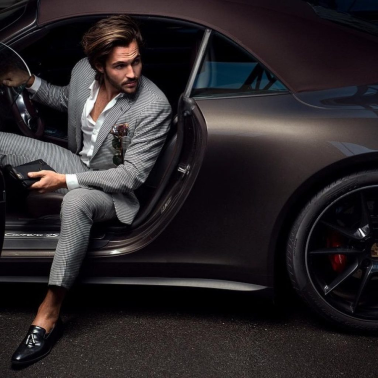 Парень за рулем дорогой машины