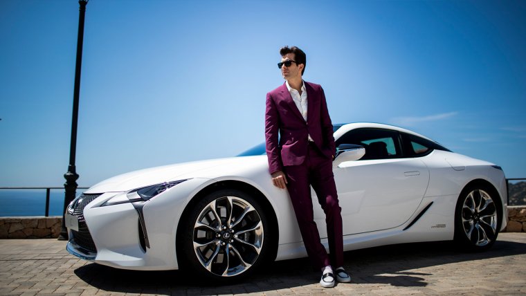 Стильный мужчина в костюме с машиной