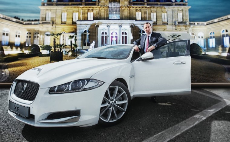 Успешный человек с машиной