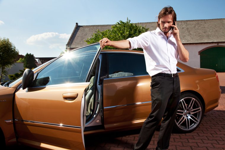 Мужчина в дорогой машине