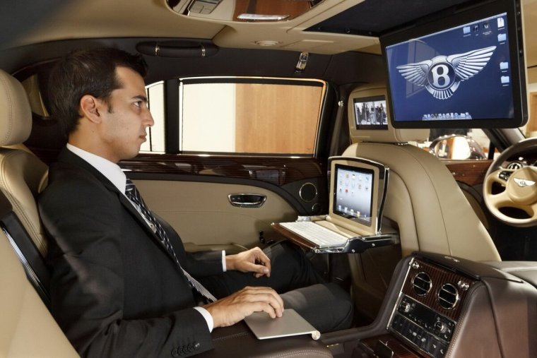 Джеймс Бонд на Астон Мартине