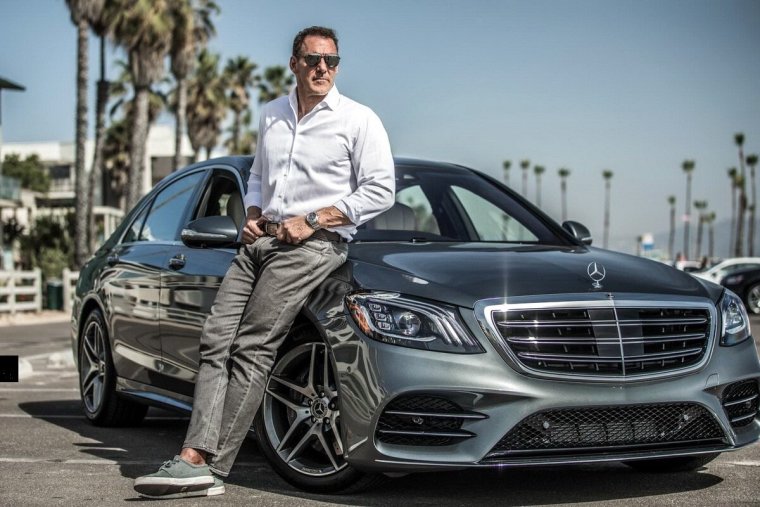 Мужчина в дорогой машине