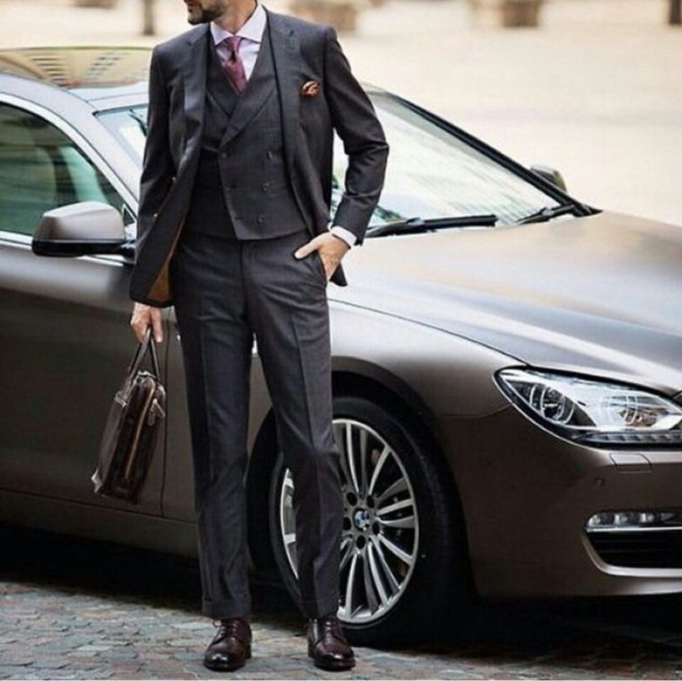 Мужчина возле машины