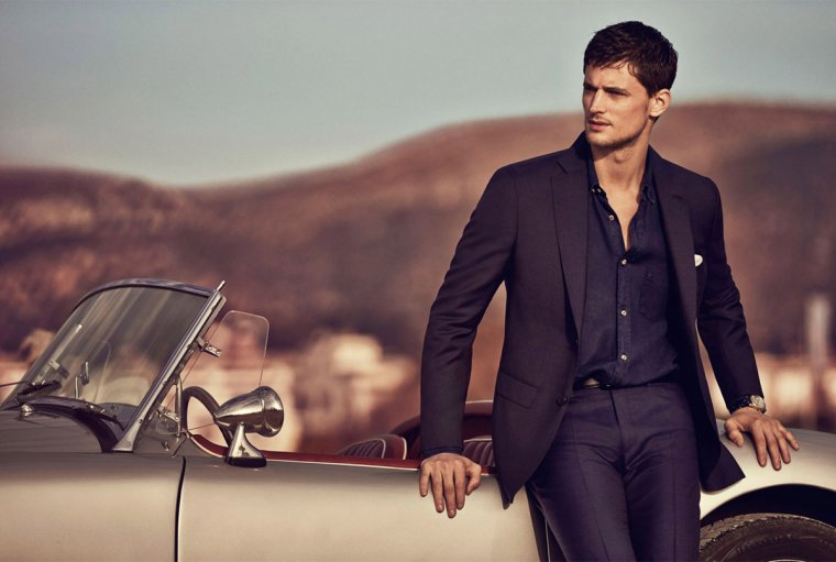 Успешный человек с машиной