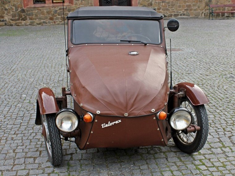 Редкий трехколесный автомобиль