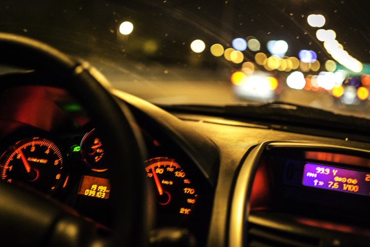 Панель машины ночью