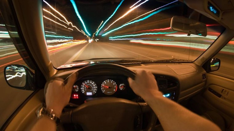 Вид из салона автомобиля на дорогу