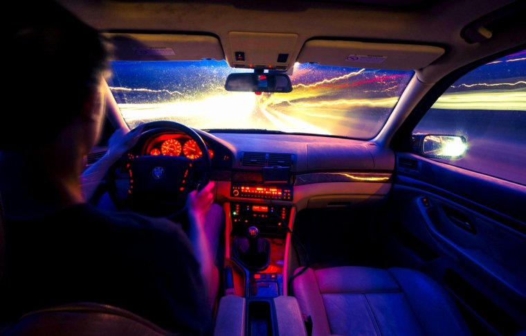 Машина изнутри ночью