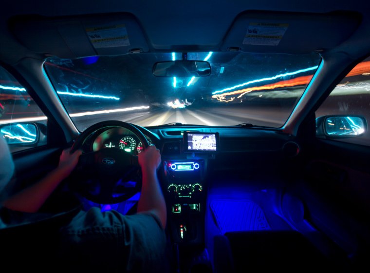 Салон авто ночью