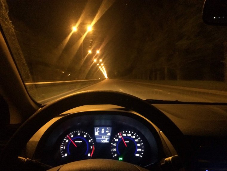 Салон машины ночью