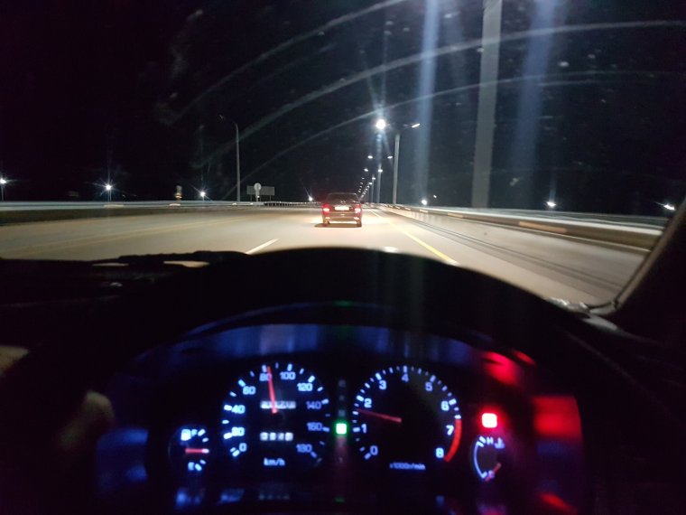 Вид с машины ночью