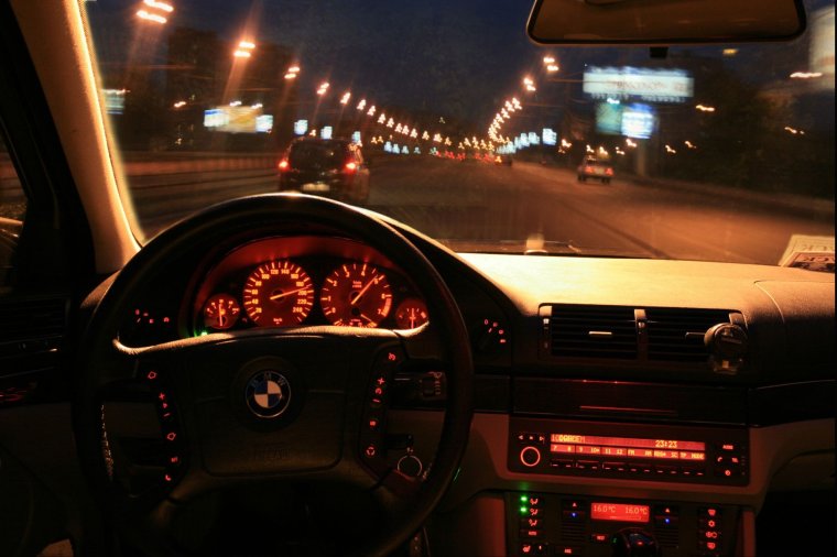 БМВ е39 за рулем ночью