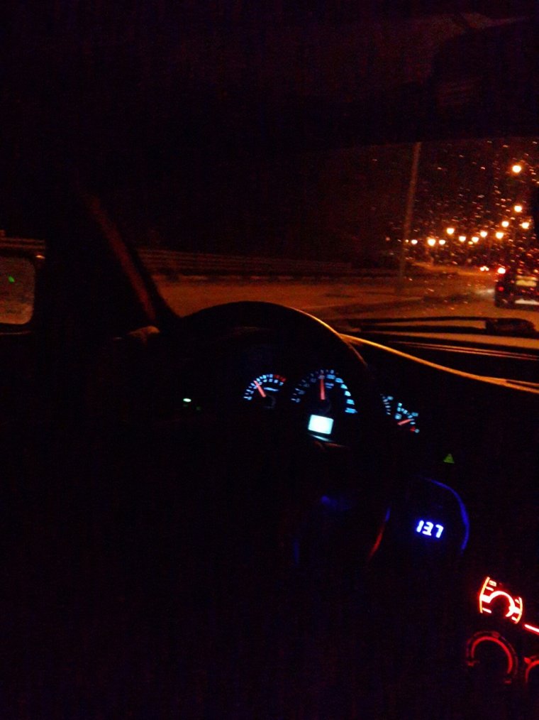 Вид из машины ночью