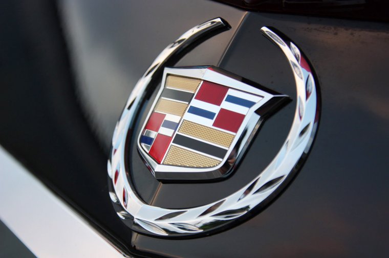 Cadillac Escalade значок