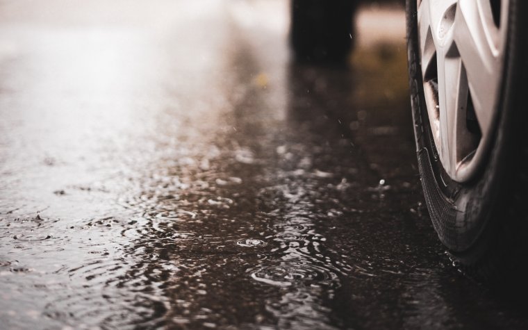 Шины на асфальте