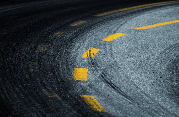 Следы от шин на асфальте