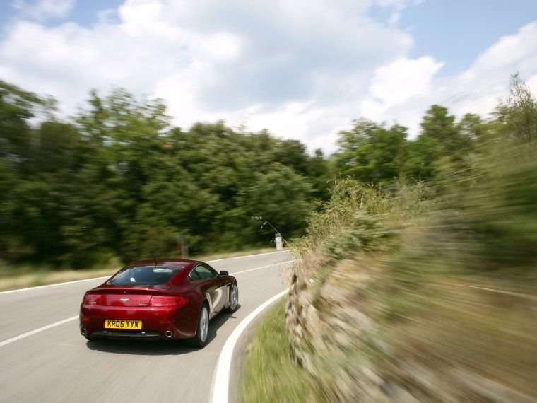 Машина едет по дороге