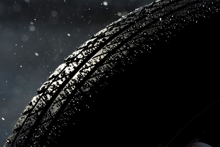 Следы шин на черном фоне