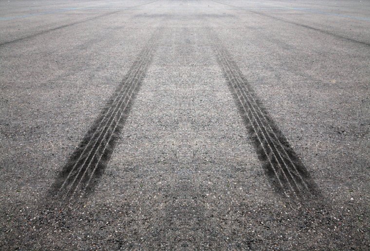 Дорога со следами от шин