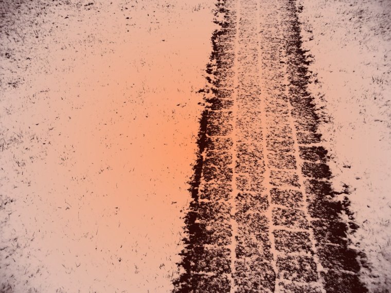 Следы шин на дороге