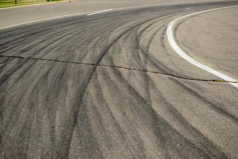 Следы шин на асфальте