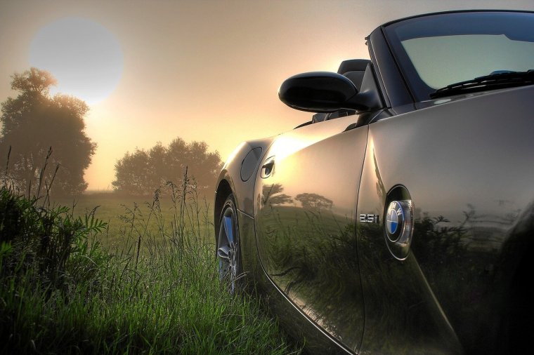 Автомобиль на рассвете